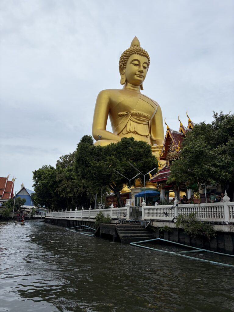 Grande Buddha di Wat Paknam a Bangkok