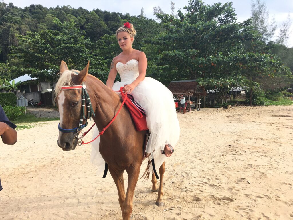 Sposa in spiaggia durante un matrimonio in Thailandia