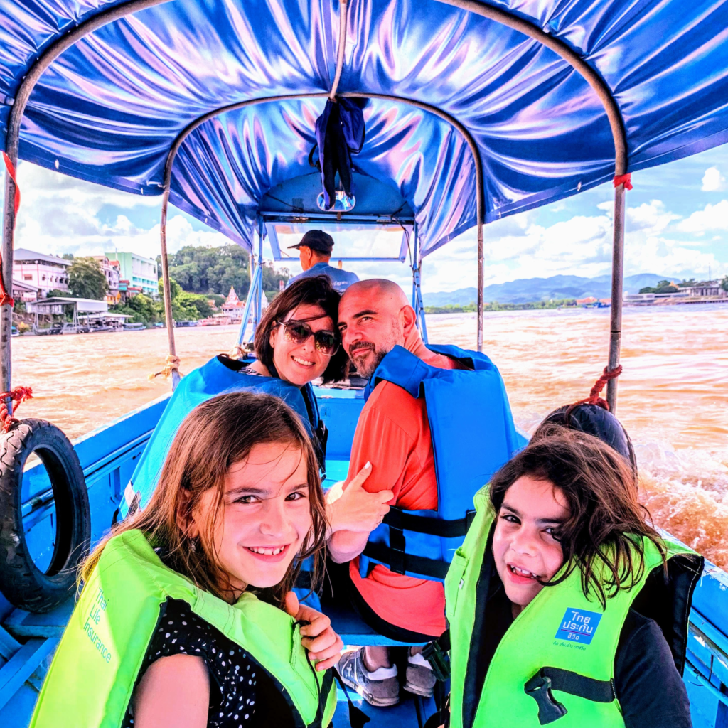 Famiglia con bambini durante un viaggio in Thailandia