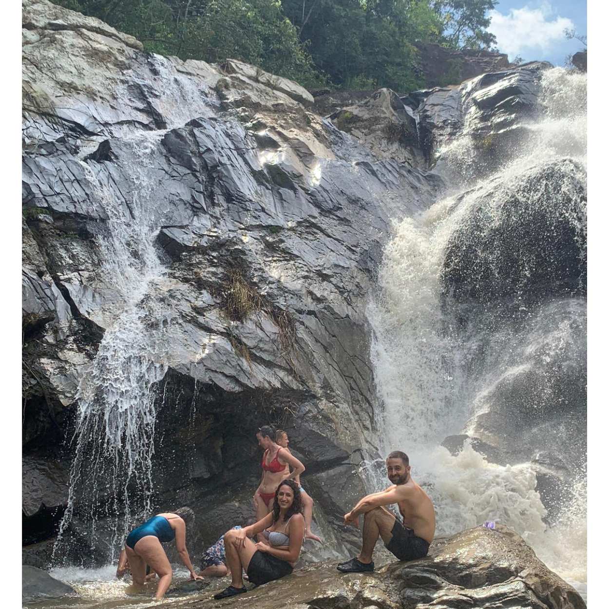 Grande cascata nella giungla del Nord della Thailandia