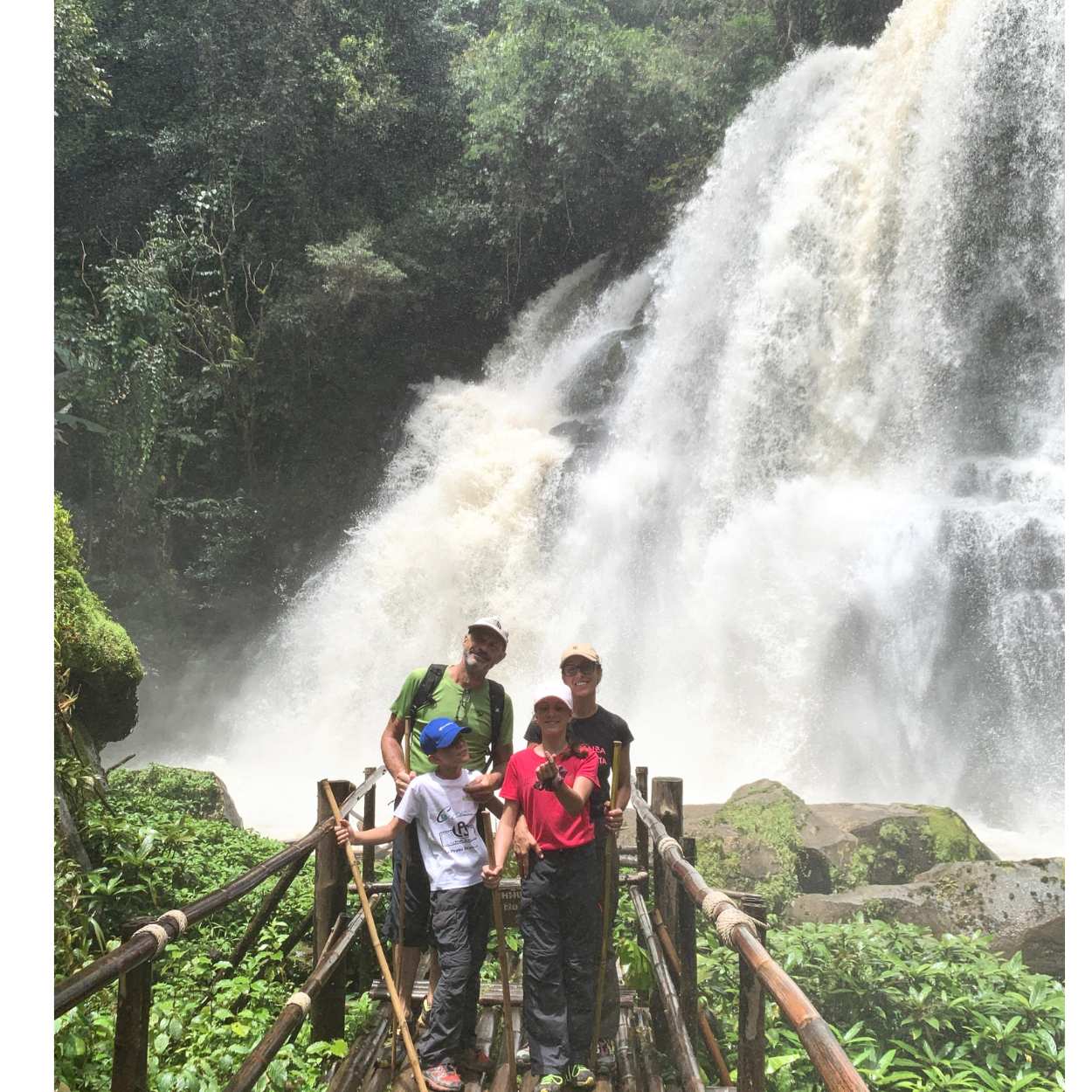 Bagno sotto una cascata in Thailandia durante un tour avventura