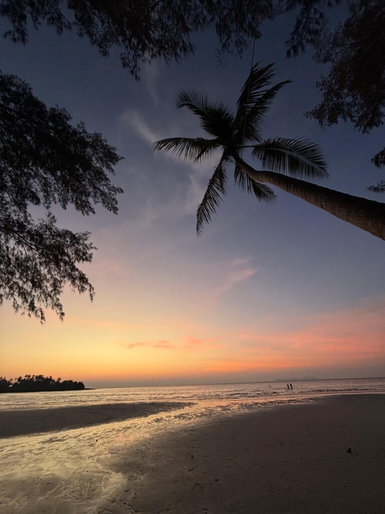 Tramonto sul mare in Thailandia