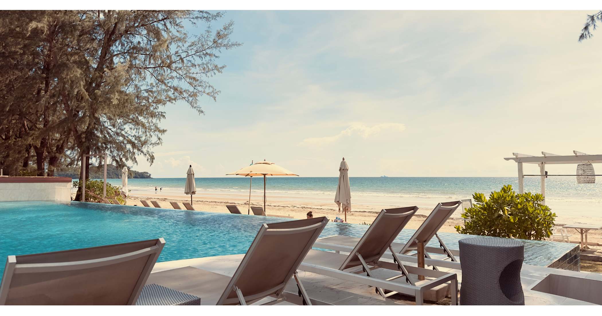 Resort con piscina a sfioro sul mare in Thailandia