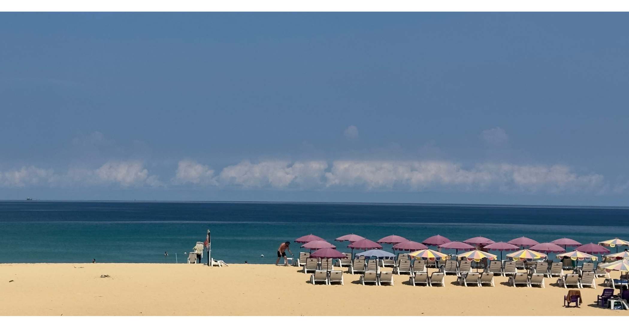 Spiaggia attrezzata con ombrelloni in Thailandia